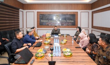 Kunjungi Dua Kantah di Sumut, Wamen Ossy Monitoring Kesiapan WBBM hingga Serahkan Sertipikat kepada Masyarakat