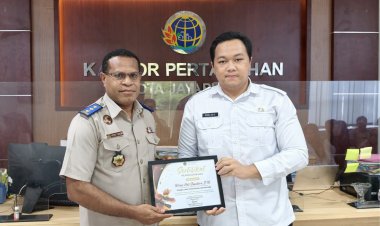 Apresiasi Pelayanan Prima, Kantor Pertanahan Kota Jayapura Beri Penghargaan Petugas Loket Terbaik Periode Februari 2026