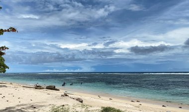 Pesona Pantai Base-G: Magnet Wisata Bahari Kota Jayapura yang Menghadap Samudra Pasifik