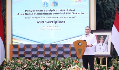 DKI Jakarta HUT ke-499, Wamen Ossy Serahkan 499 Sertipikat ke Gubernur Pramono Anung