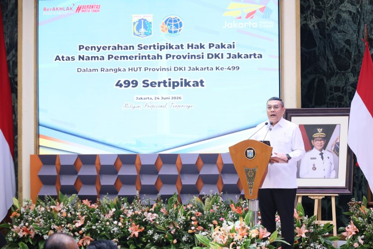 DKI Jakarta HUT ke-499, Wamen Ossy Serahkan 499 Sertipikat ke Gubernur Pramono Anung