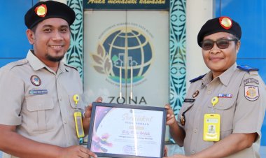 Apresiasi Kinerja Pelayanan, Kantah Kota Jayapura Serahkan Penghargaan Petugas Loket Terbaik Bulan Mei kepada Billy Rischi Wotulo