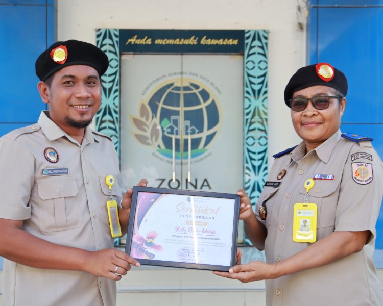Apresiasi Kinerja Pelayanan, Kantah Kota Jayapura Serahkan Penghargaan Petugas Loket Terbaik Bulan Mei kepada Billy Rischi Wotulo