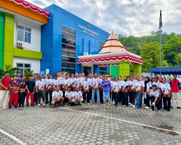 Sehat dan Solid, Jajaran Kantah Kota Jayapura Antusias Ikuti Senam Pagi Jelang HUT ke-81 RI