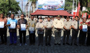 Gubernur Papua Serahkan Sertipikat pada Peringatan HANTARU ke-66