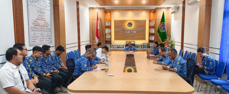Kantor Pertanahan Kota Jayapura Gelar Rapat Koordinasi dan Evaluasi Petugas Loket